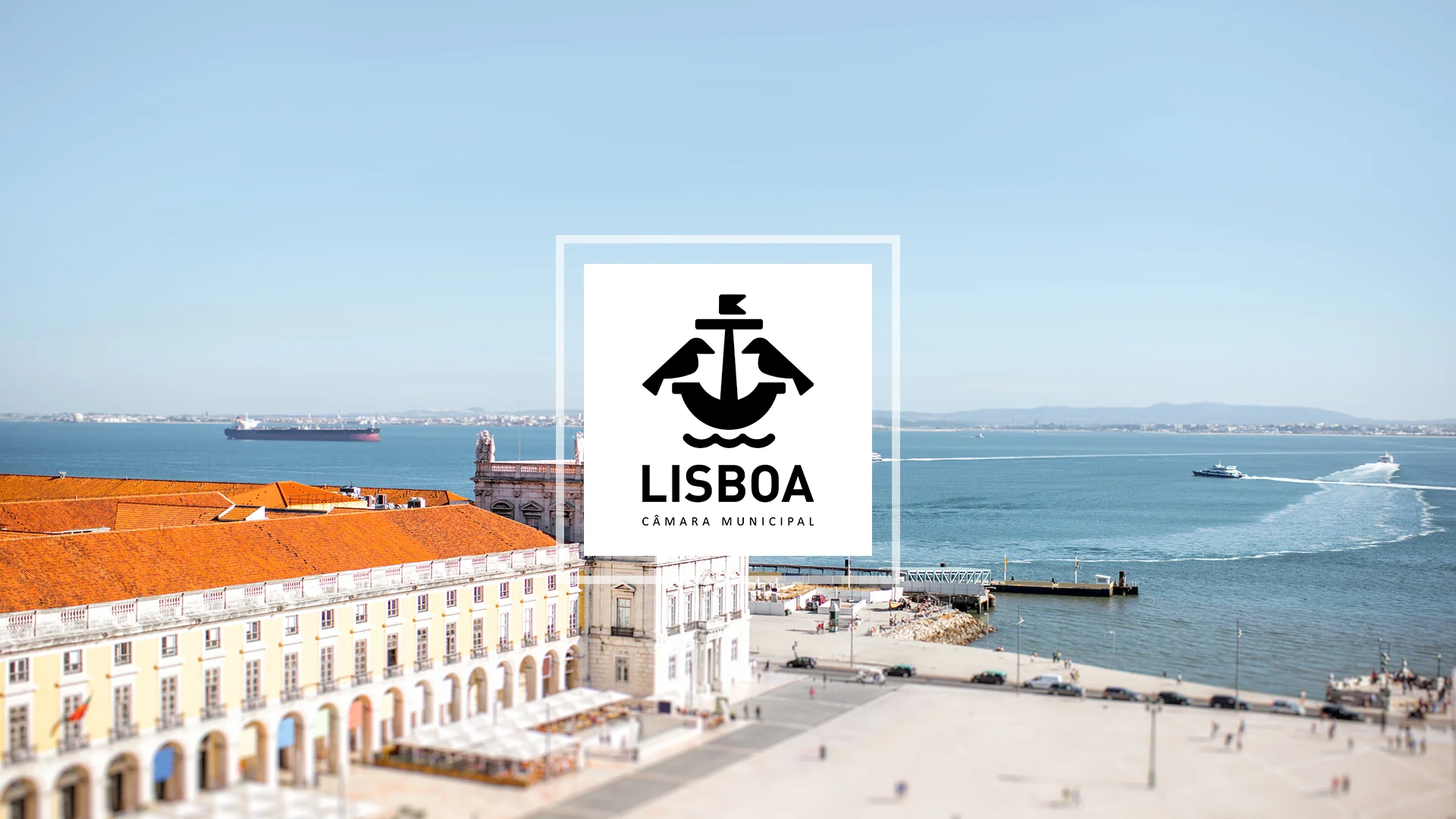 Aerial view of Lisbon’s Praça do Comércio and the Tagus River with the Lisboa Câmara Municipal logo centered over the image.